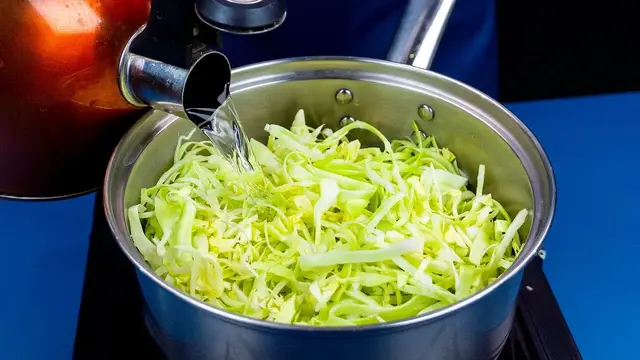 Оладьи из капусты с розмарином и пармезаном