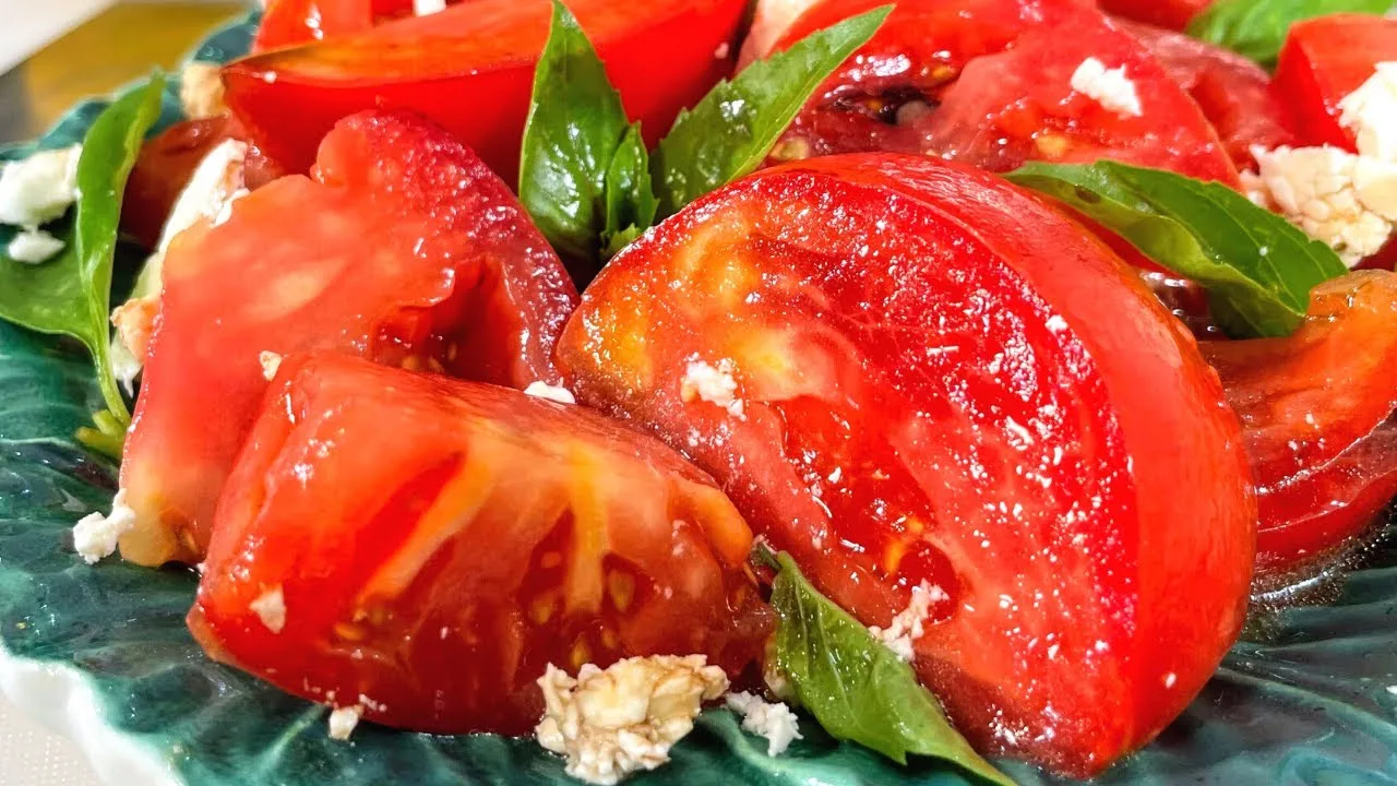 Быстрый салат из помидоров с вкусной заправкой