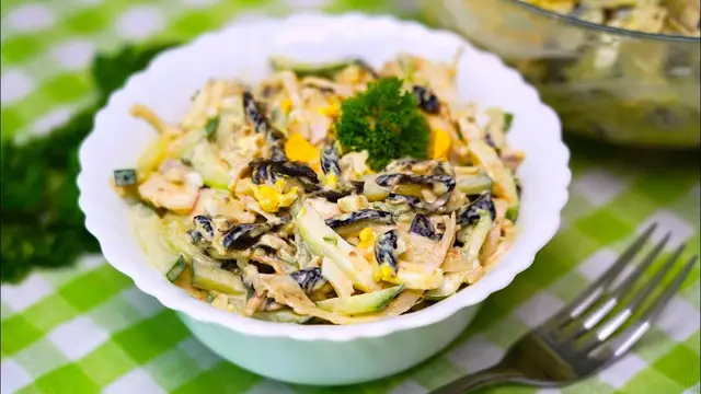 Праздничный салат с курицей, огурцами и черносливом