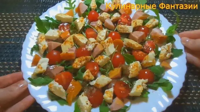 Летний салат с курицей, помидорами и сыром