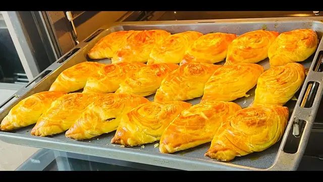 Пирожки с яблоками, орехами и изюмом