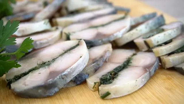 Засоленная скумбрия с укропом