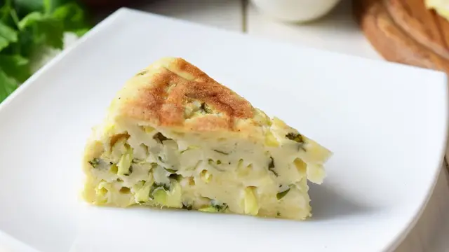Пирог из кабачков со сметаной и сыром мультиварке