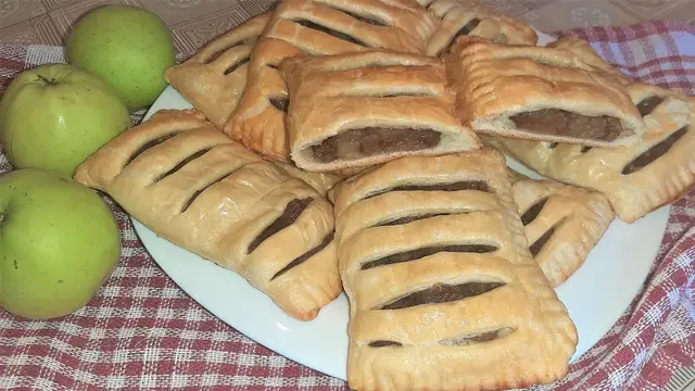 Слойки с яблоками и корицей