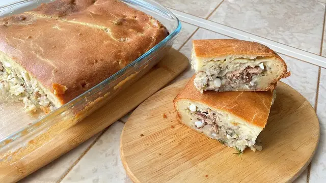 Заливной пирог с рисом, консервами и яйцами