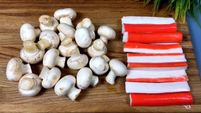 Праздничный салат с шампиньонами и крабовыми палочками