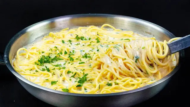 Спагетти с чесночно-сырным соусом и томатной закуской