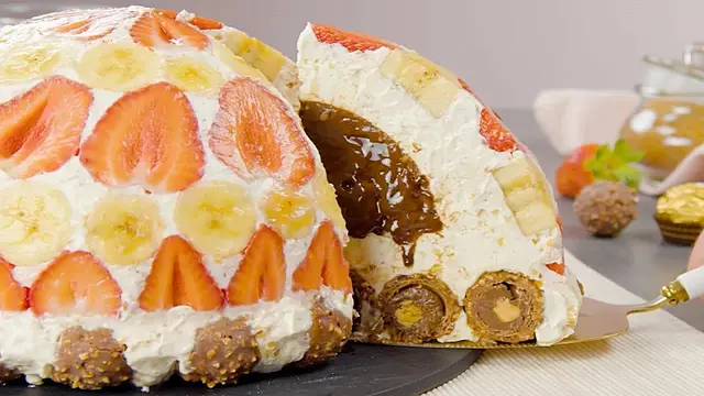 Нежный домашний торт с фруктами и шоколадом без выпечки 