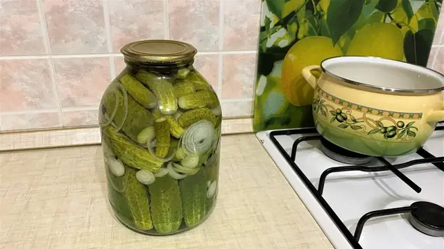 Маринованные огурцы с луком