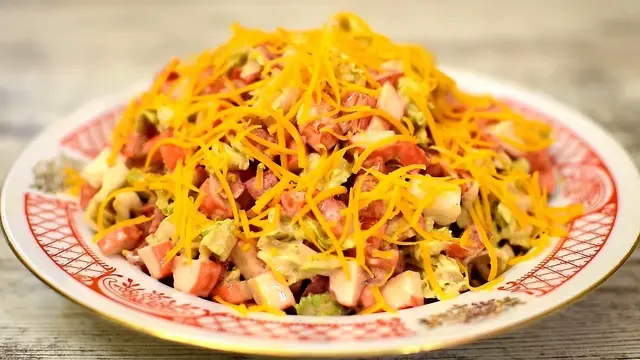 Салат с крабовыми палочками и овощами