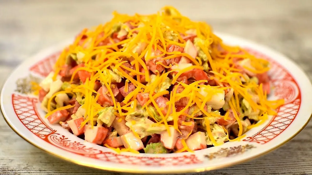 Салат с крабовыми палочками и овощами