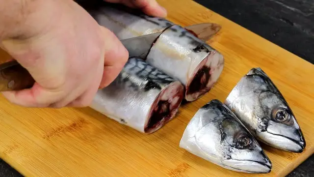 Скумбрия с рисом на сковородке