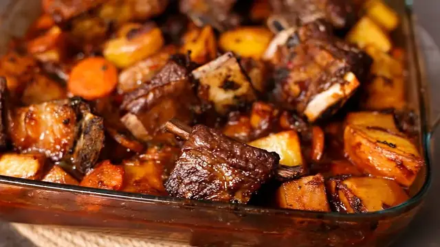 Рёбрышки, запеченные с овощами