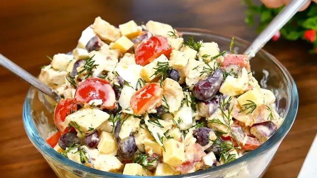 Праздничный салат из куриной грудкой и фасолью 