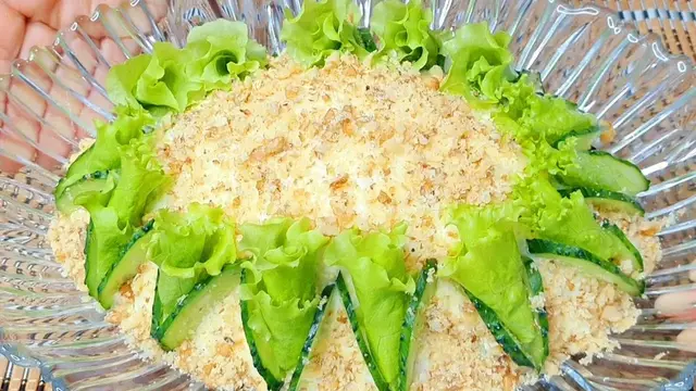 Восхитительный салат с копченой курицей и черносливом 