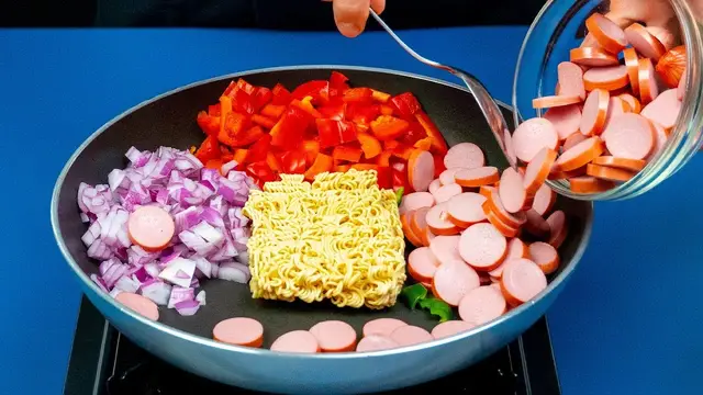 Легкий и очень вкусный ужин из макарон и сосисок