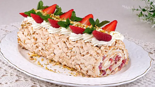 Меренговый рулет с клубникой и фисташками