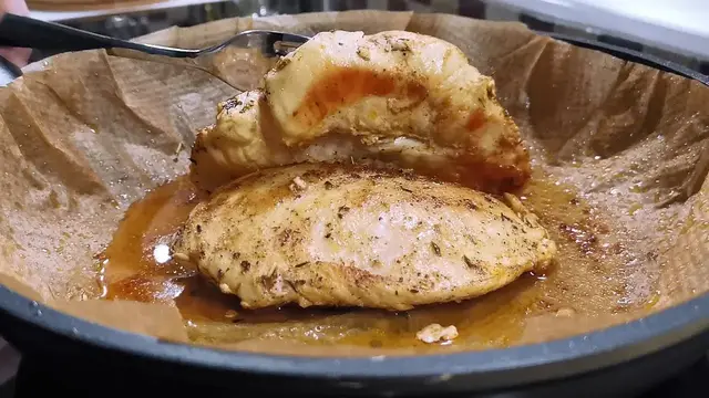 Куриная грудка на бумаге 