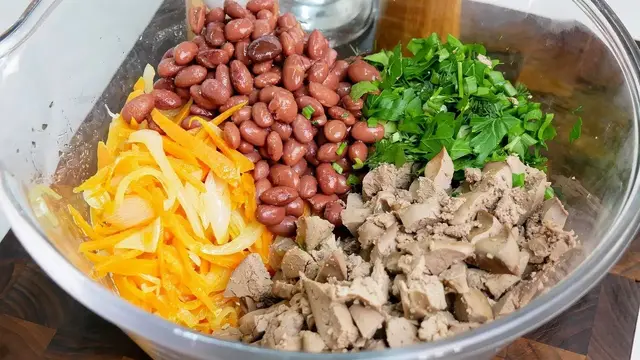 Салат с куриной печенью и фасолью на праздничный стол 