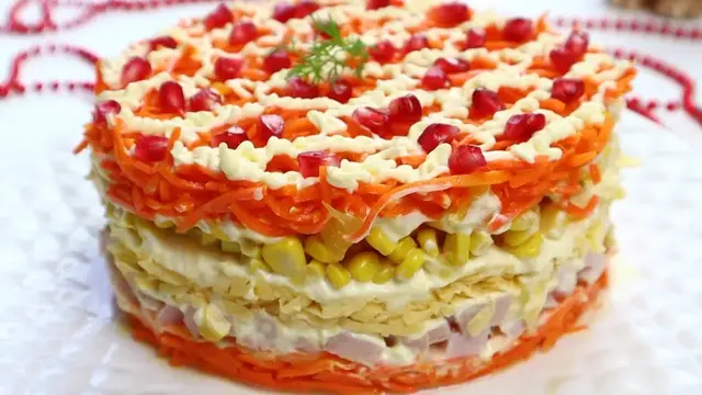 Праздничный салат с копченой грудкой и апельсинами