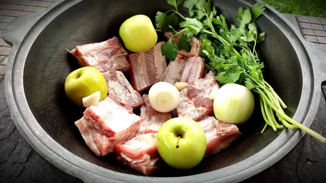 Очень вкусные и ароматные ребрышки с яблоками в казане