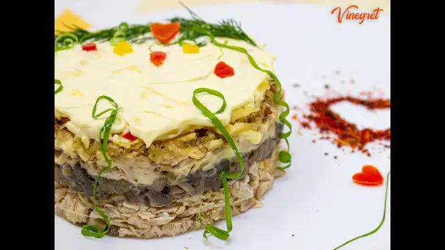 Салат из отварной курицей и грибами