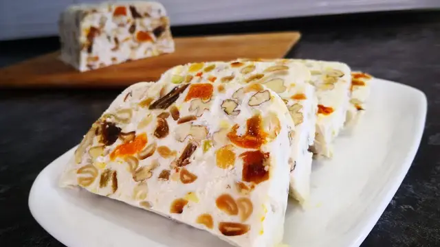 Творожный десерт с сухофруктами и орешками