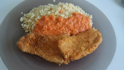 Шницель, булгур и томатный соус
