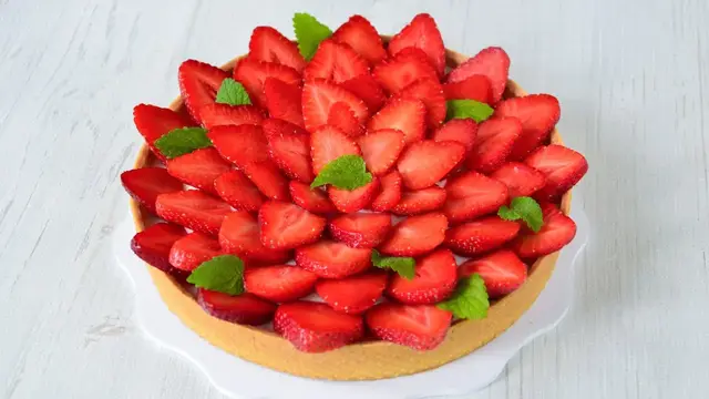 Тарт с заварным кремом и клубникой