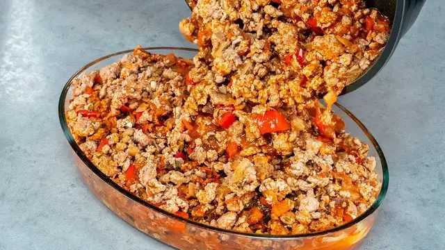Картофельная запеканка с мясом, томатами и сыром
