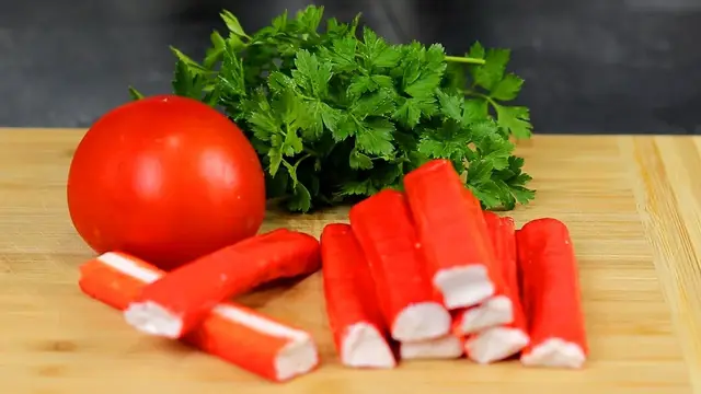 Новогодний салат с крабовыми палочками