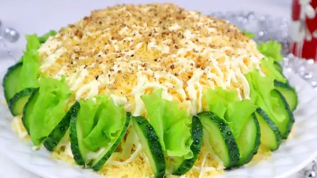 Оригинальный салат с копченой курицей и черносливом