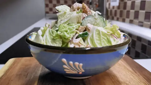 Праздничный салат с копченой курицей 