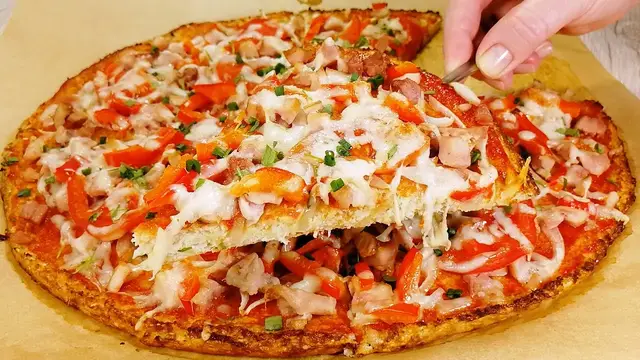 Сочная пицца с курицей и помидорами