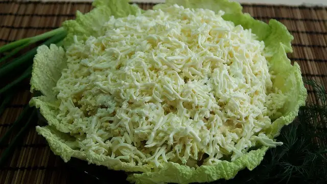 Красивый, слоеный салат с пекинской капустой и курицей