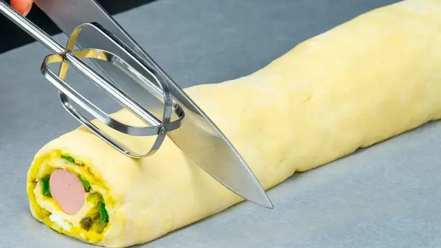 Рулетики с сосисками и сыром