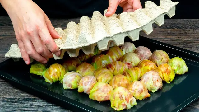 Шарики из капусты с мясом и грибным соусом