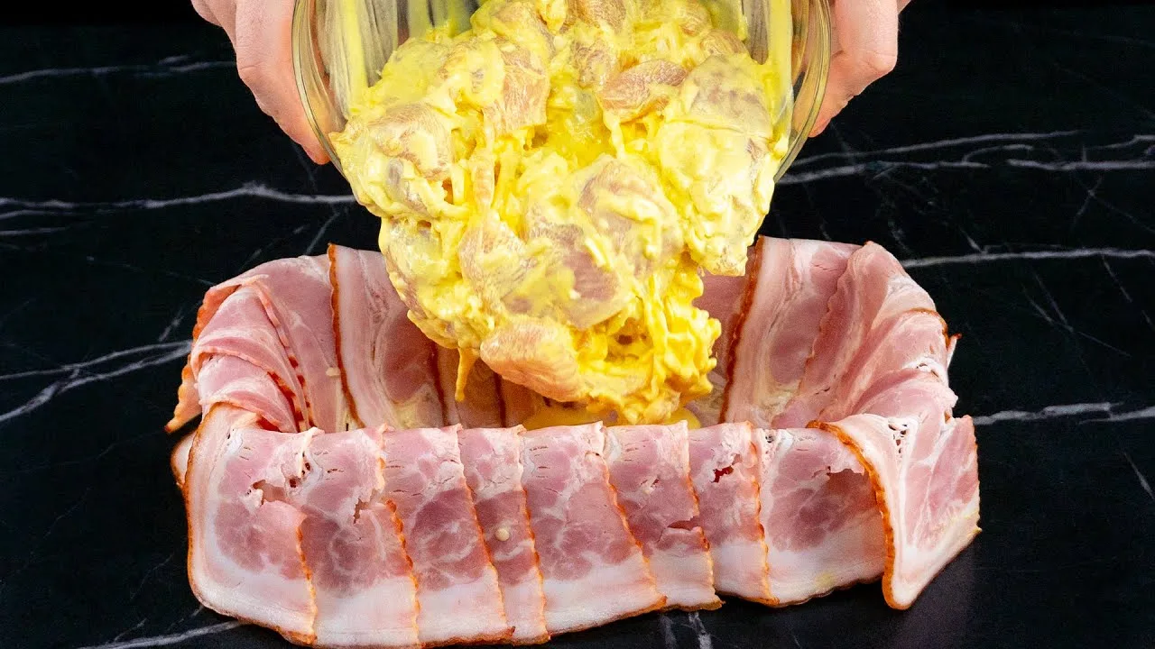 Запечённый бекон с куриной начинкой и картофельным пюре под соусом