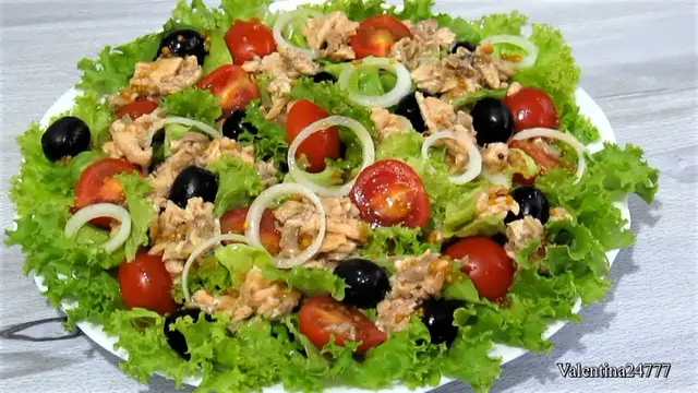 Вкусный салат с тунцом и овощами