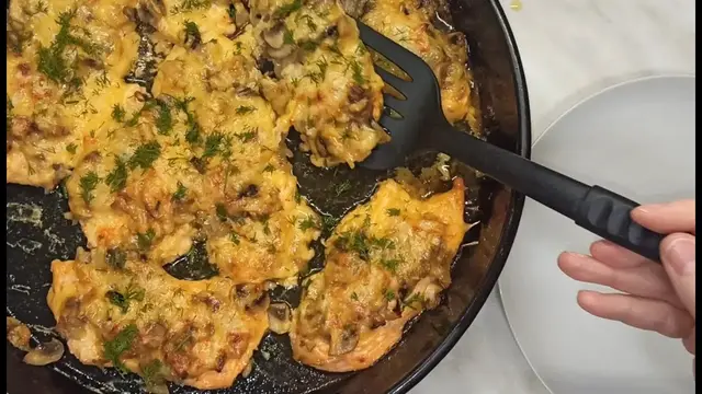 Куриная грудка под шубой с грибами
