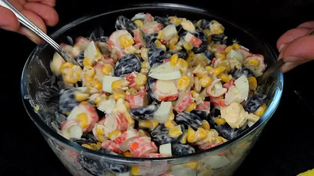 Очень вкусный салат с крабовыми палочками и виноградом