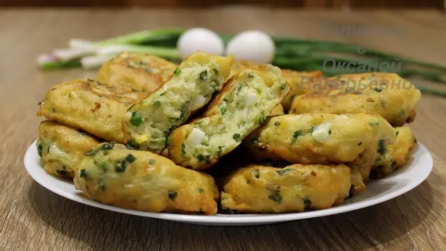 Пышные дрожжевые оладьи с яйцом и зеленым луком