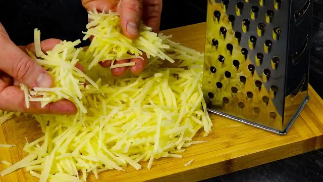 Экономный рецепт на скорую руку из картофеля на сковороде