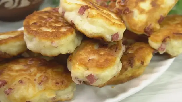 Ленивые пирожки с колбасой и яйцами