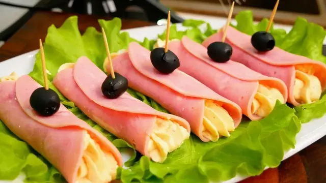 Самая быстрая и вкусная новогодняя закуска с крабовой начинкой