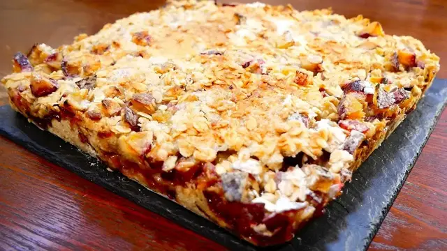 Пирог из овсяных хопьев со сливами
