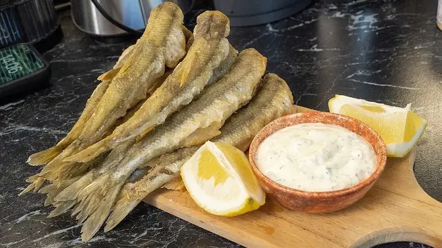 Вкусная жареная корюшка и соус тар-тар