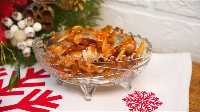 Селёдка с луком и солеными огурцами на новогодний стол