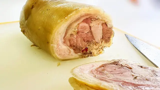 Праздничный рулет из свиной рульки 