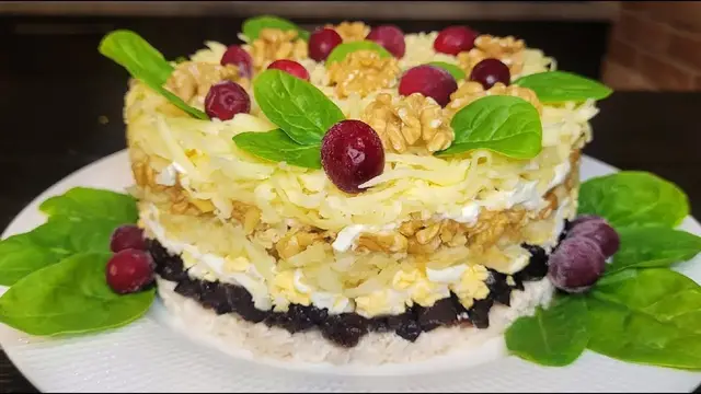 Слоёный салат с курицей и черносливом на новогодний стол